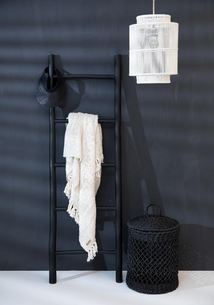 čierny vešiak, čierny vešiak na uteráky, rebrík, čierny rebrík, čierny rebrík do kúpeľne