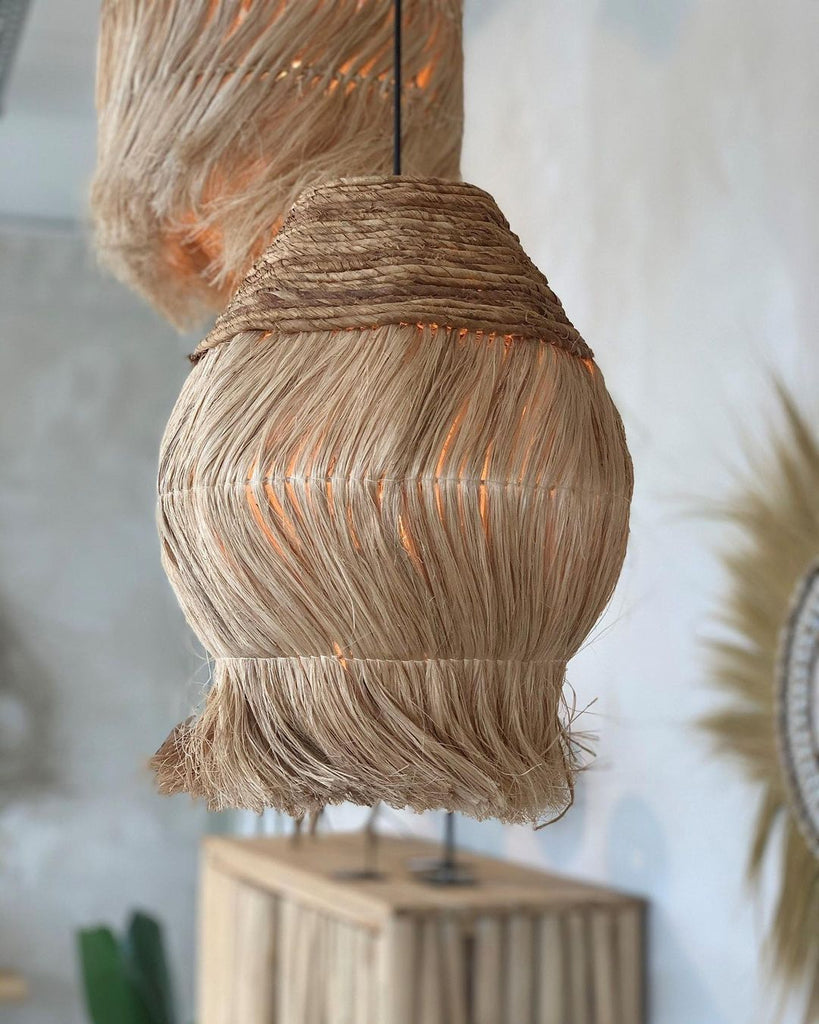 boho lampa, lampa z trávy, prírodná lampa, boho dekorácia, prírodné tienidlo