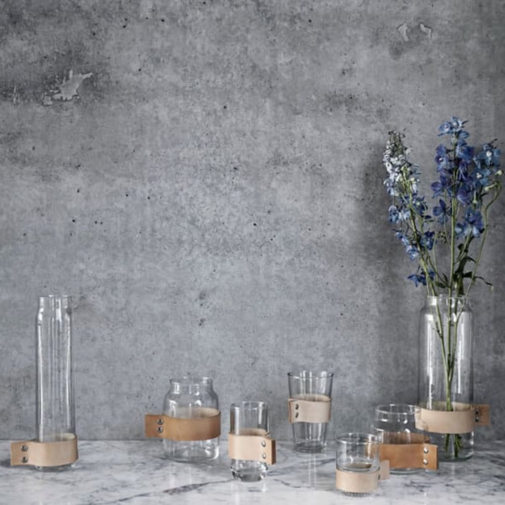 sklenená váza,vysoká sklenená váza, sklenená váza s koženým remienkom,elegantná váza,originálna váza