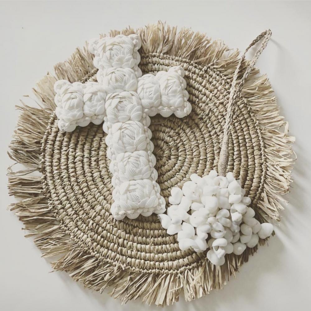 dekorácia na zavesenie, dekorácia na stenu, kríž na zavesenie, biely kríž, kríž na stenu, kríž z mušlí, boho dekorácia, bohémske dekorácie do bytu