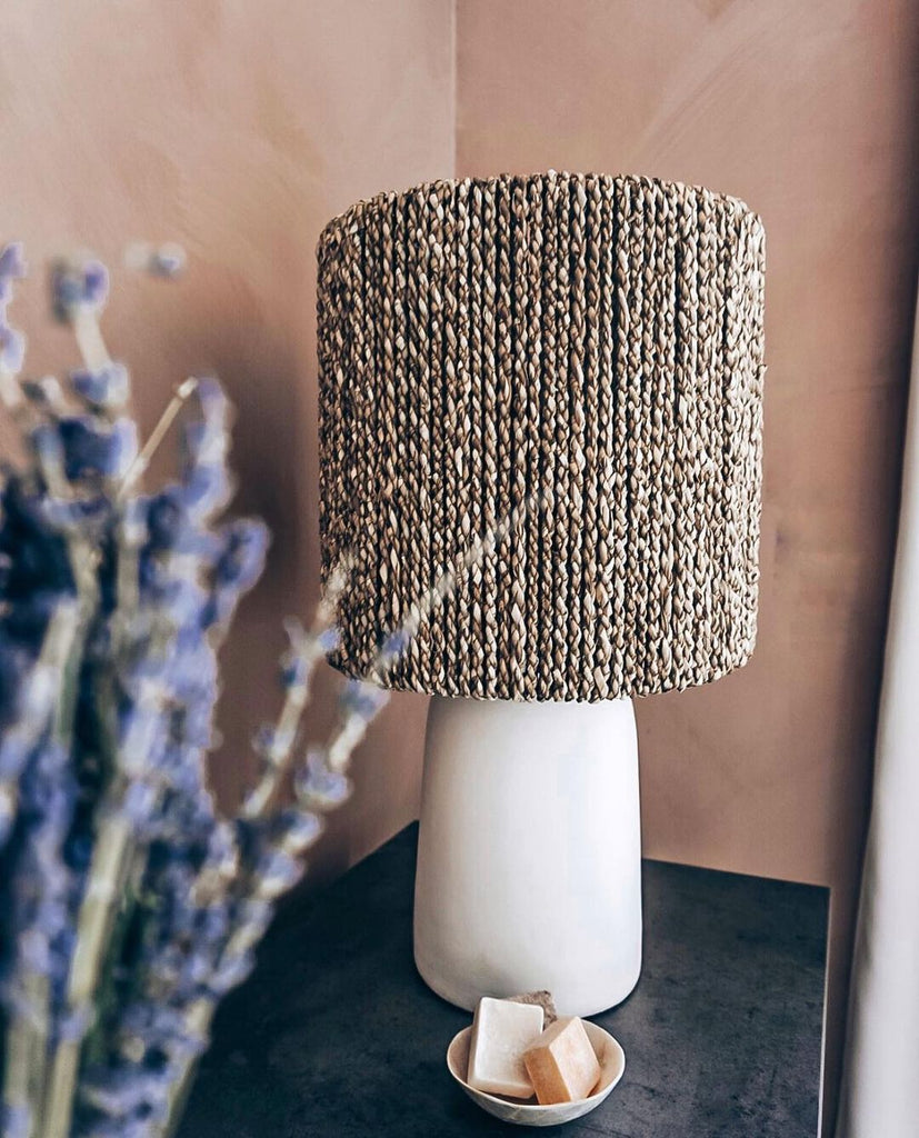 stolová lampa,boho lampa,prírodné tienidlo, boho štýl lampa, prírodná lampa, biela lampa, stojacia lampa, tienidlo z morskej trávy, ručne vyrobená lampa
